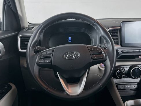 Used 2024 Hyundai Venue SEL image 18
