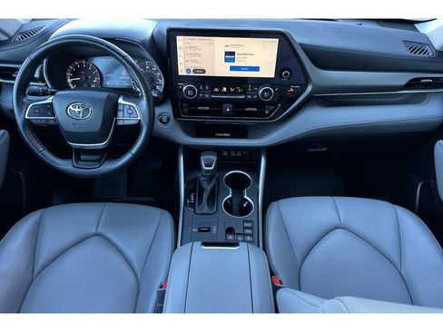 Used 2023 Toyota Highlander XLE FWD image 14