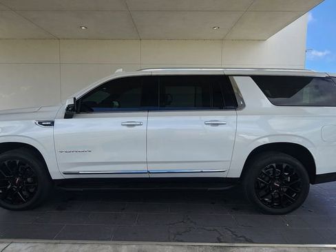 Used 2022 GMC Yukon XL SLT w/ SLT Premium Package image 9