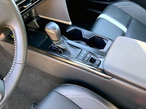 Used 2025 Toyota Camry SE image 17