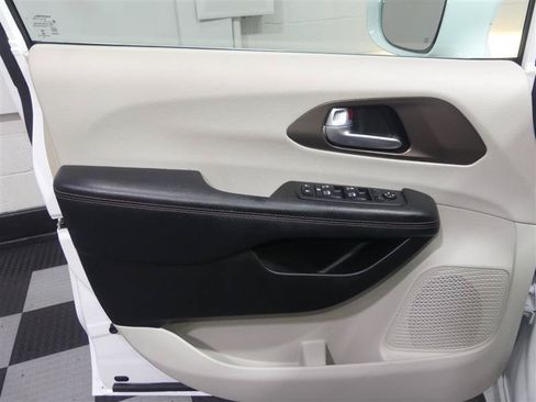 Used 2018 Chrysler Pacifica Touring-L Plus w/ Advanced Safetytec Group FWD image 17