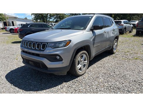 Used 2024 Jeep Compass Latitude w/ Convenience Group AWD/4WD image 1