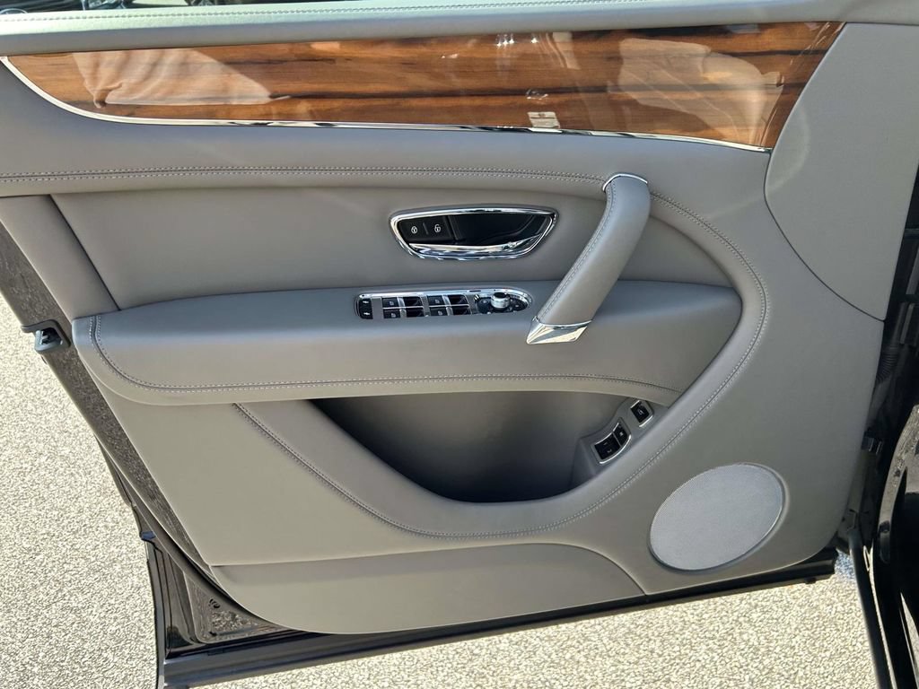 Used 2019 Bentley Bentayga AWD/4WD image 16