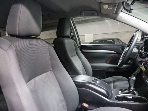 Used 2018 Toyota Highlander LE w/ Carpet Mat Package (TMS) FWD image 16