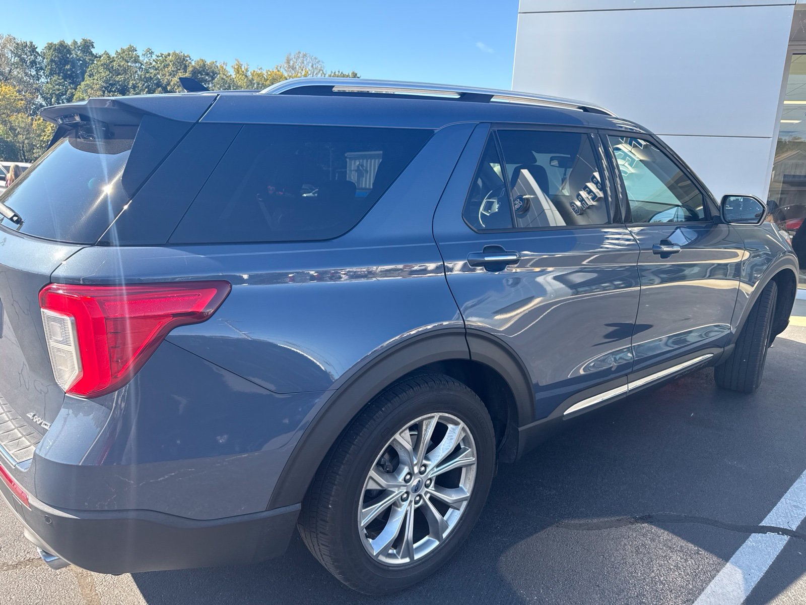Used 2021 Ford Explorer Limited w/ Equipment Group 301A AWD/4WD image 3