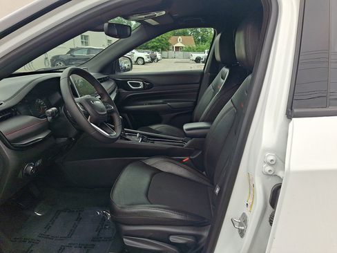 Used 2025 Jeep Compass Trailhawk AWD/4WD image 23