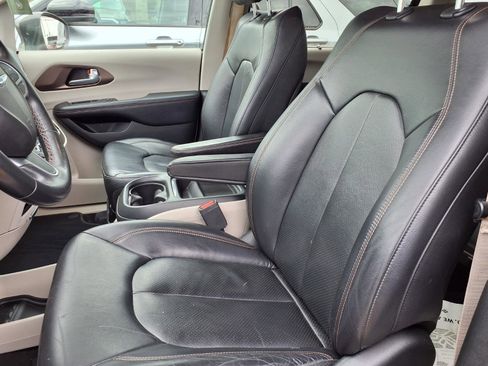 Used 2018 Chrysler Pacifica Touring-L w/ Tire & Wheel Group FWD image 3