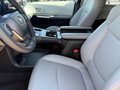 Used 2025 Toyota Sienna XLE FWD image 12