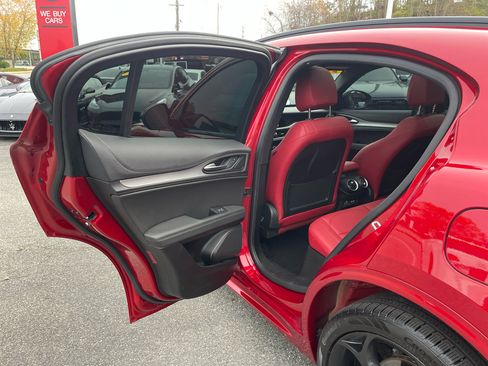 Used 2023 Alfa Romeo Stelvio Veloce image 20