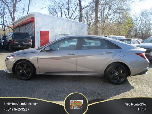 Used 2022 Hyundai Elantra SEL w/ Convenience Package FWD image 3