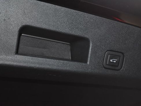 Used 2025 GMC Acadia Elevation image 31