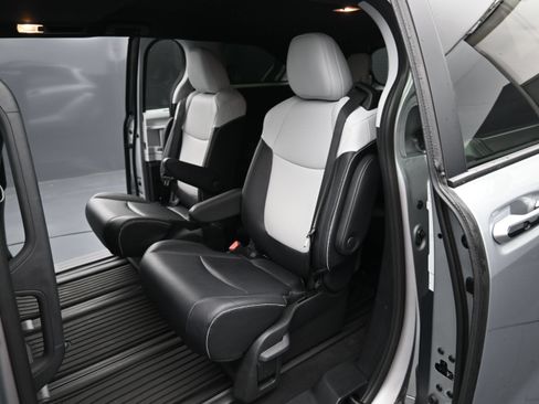 Used 2025 Toyota Sienna XSE w/ XSE Plus Package FWD image 24