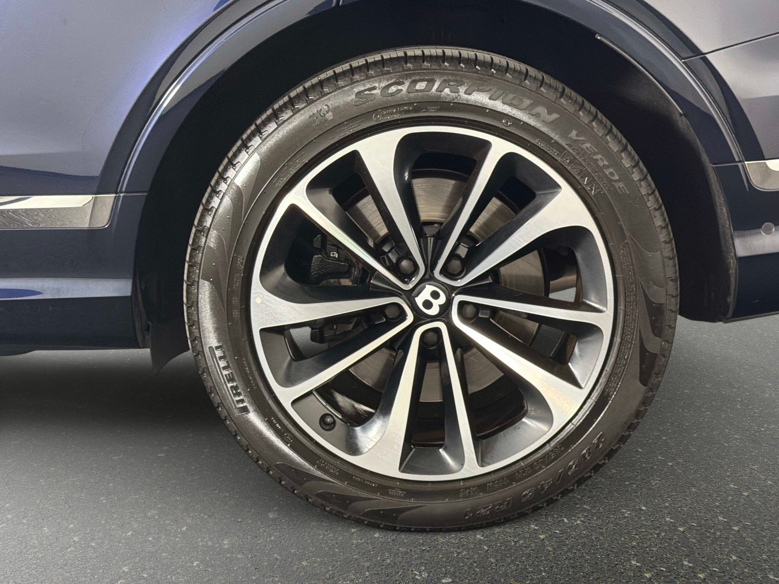 Used 2024 Bentley Bentayga AWD/4WD image 12