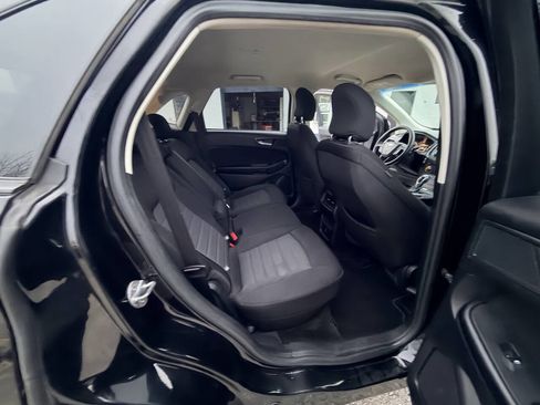 Used 2018 Ford Edge SE image 12