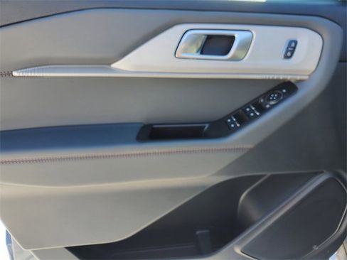 Used 2025 Ford Explorer Active w/ Active Comfort Package image 17