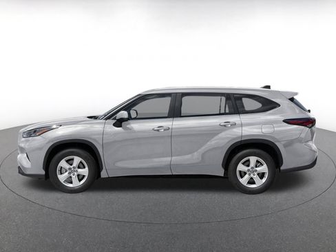 Used 2025 Toyota Highlander LE FWD image 4