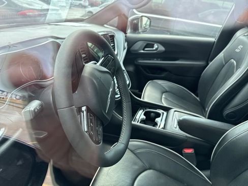 Used 2025 Chrysler Pacifica Limited image 29