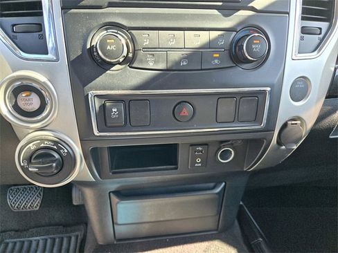 Used 2017 Nissan Titan SV image 19