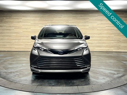 Used 2024 Toyota Sienna Platinum AWD/4WD image 9