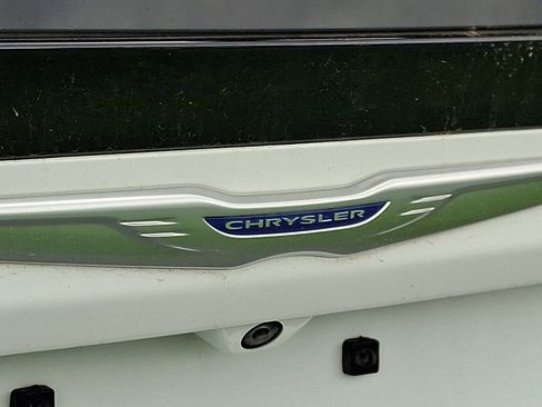 Used 2020 Chrysler Pacifica Touring-L Plus FWD image 22
