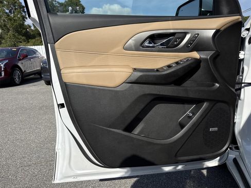 Used 2023 Chevrolet Traverse Premier image 38