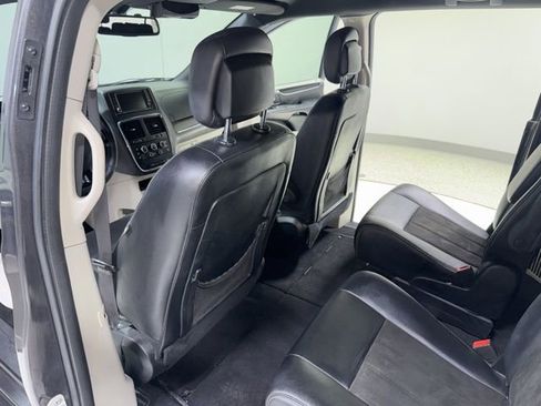 Used 2019 Dodge Grand Caravan SXT image 24