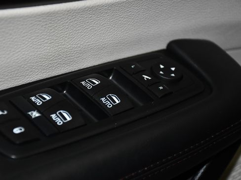 Used 2017 Chrysler Pacifica Limited FWD image 32