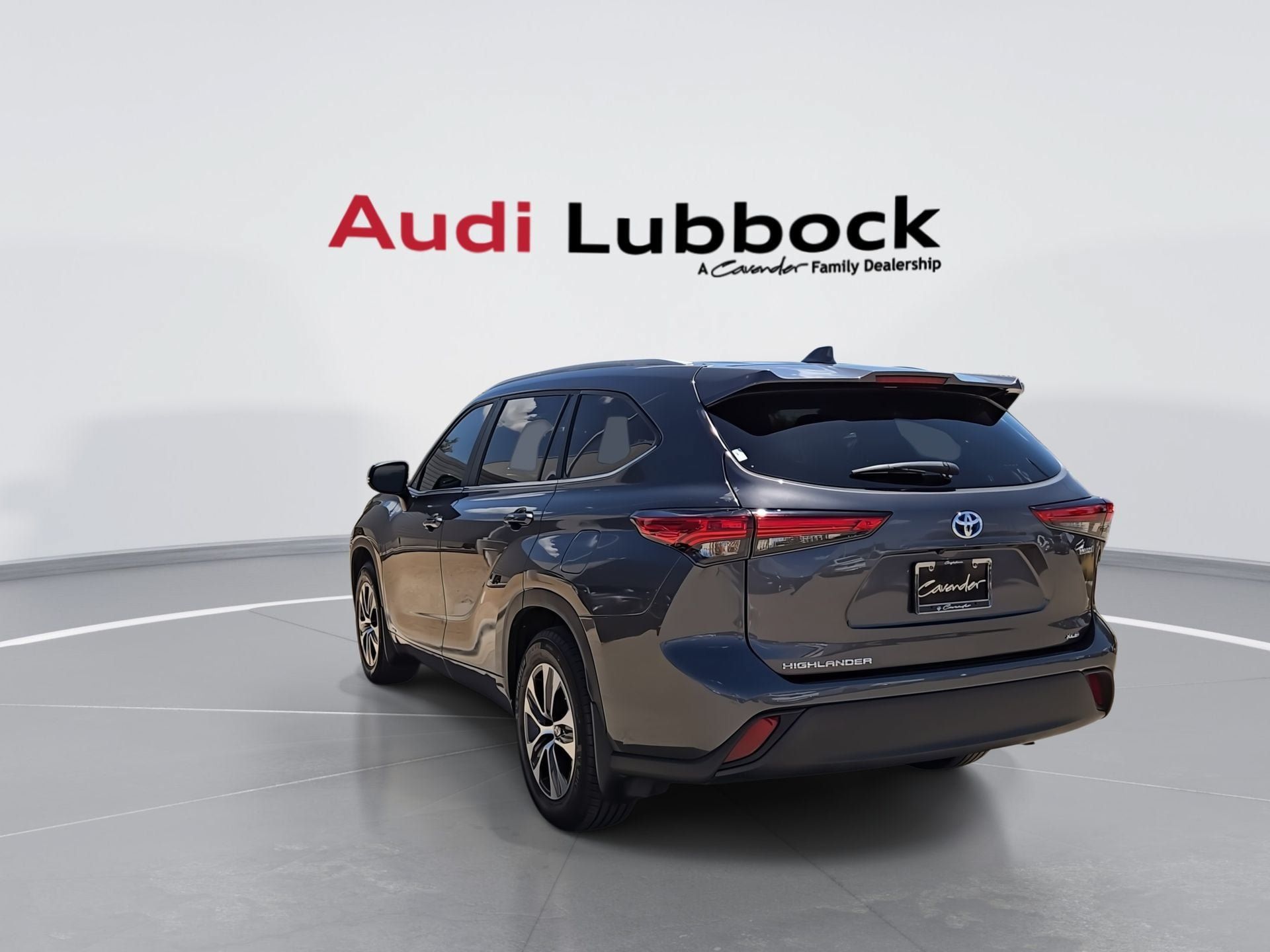 Used 2023 Toyota Highlander XLE AWD/4WD image 7