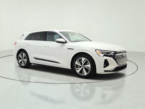 Used 2024 Audi Q8 e-tron Premium Plus AWD/4WD image 3