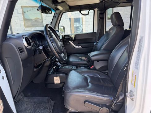 Used 2016 Jeep Wrangler Unlimited Sahara w/ Connectivity Group AWD/4WD image 16