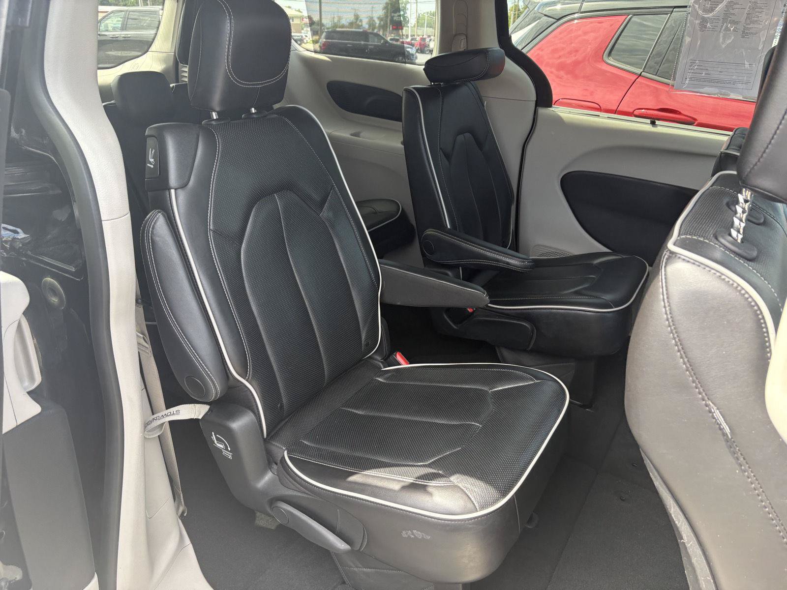 Used 2023 Chrysler Pacifica Limited FWD image 16