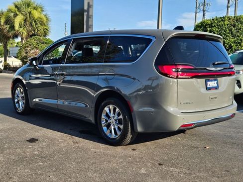 Used 2023 Chrysler Pacifica Touring-L w/ Uconnect Theater Family Group AWD/4WD image 8