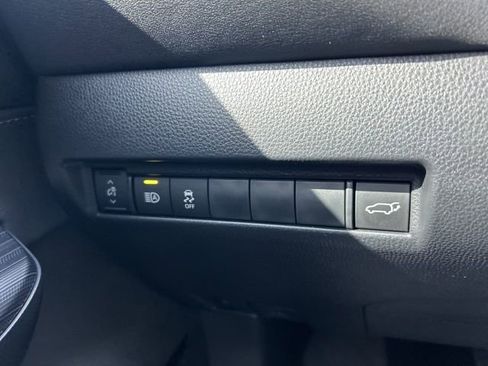 Used 2024 Toyota Venza XLE image 17