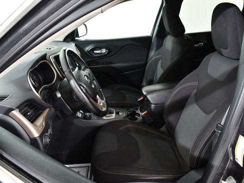 Used 2017 Jeep Cherokee Latitude AWD/4WD image 6