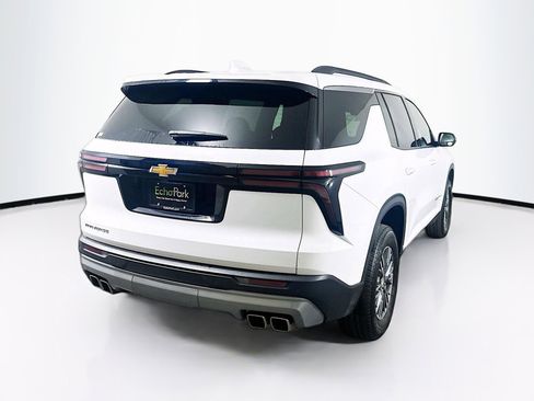 Used 2025 Chevrolet Traverse LT image 9