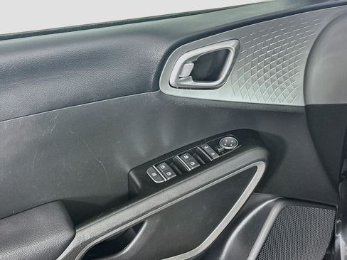 Used 2025 Kia Soul LX w/ LX Technology Package FWD image 15