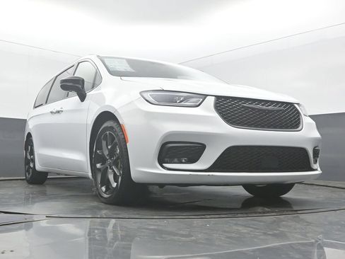 Used 2025 Chrysler Pacifica Limited FWD image 57