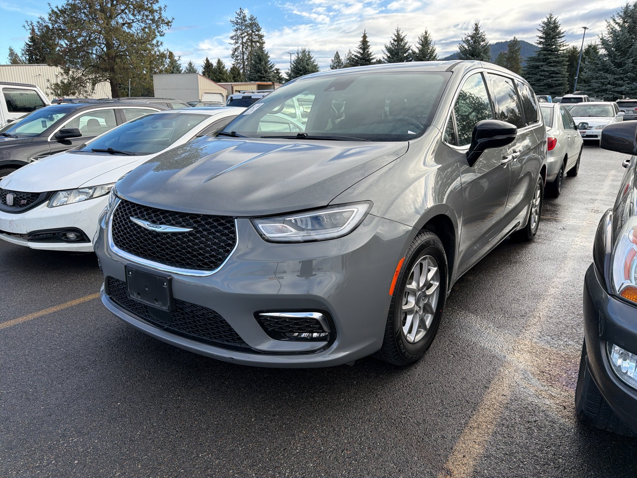 Used 2025 Chrysler Pacifica Select FWD image 1