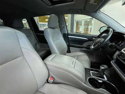 Used 2019 Toyota Highlander XLE FWD image 35
