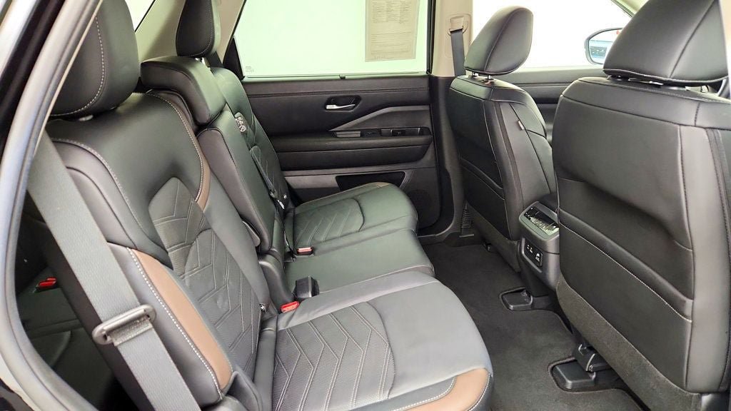 Used 2025 Nissan Pathfinder Platinum w/ Cargo Package AWD/4WD image 25