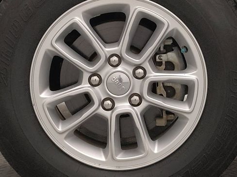 Used 2019 Jeep Grand Cherokee Laredo image 31