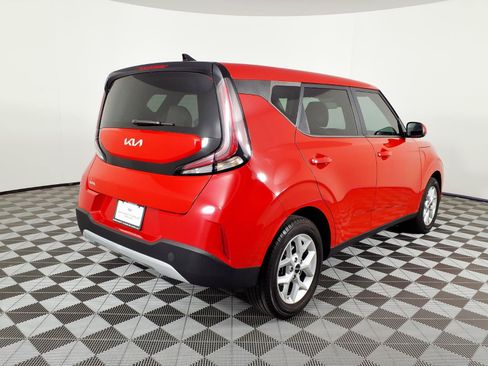 Used 2023 Kia Soul LX w/ LX Technology Package FWD image 4