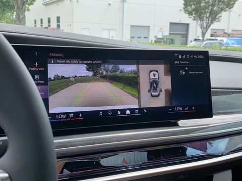 New 2025 BMW 750e xDrive image 32