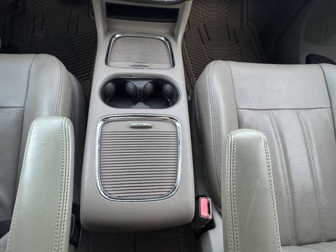Used 2014 Chrysler Town & Country Touring-L w/ Driver Convenience Group FWD image 37