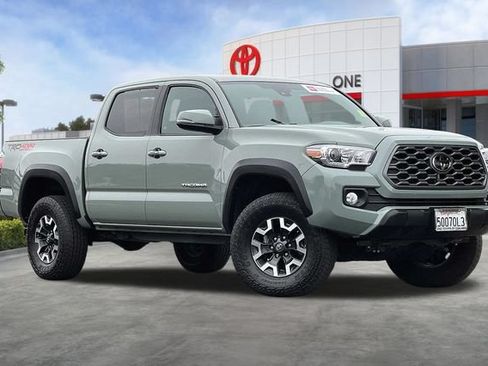Used 2022 Toyota Tacoma TRD Off-Road w/ TRD Premium Off Road Package AWD/4WD image 2