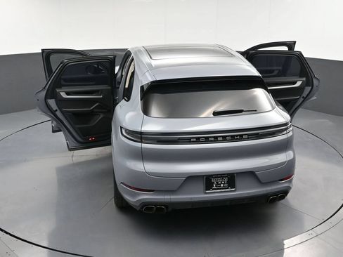 Certified 2025 Porsche Cayenne Turbo AWD/4WD image 35