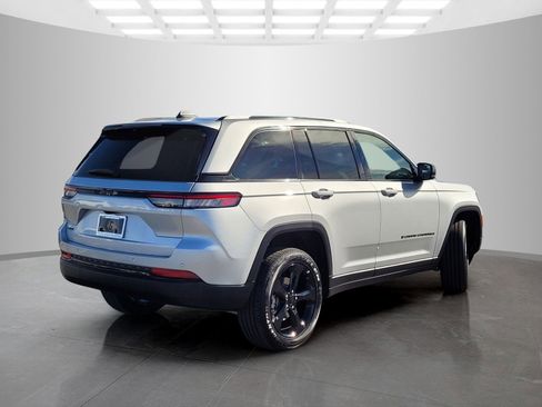 New 2025 Jeep Grand Cherokee Altitude image 4