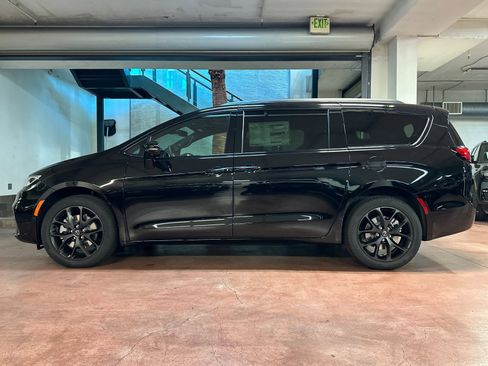 New 2026 Chrysler Pacifica Limited w/ S Appearance Package image 2