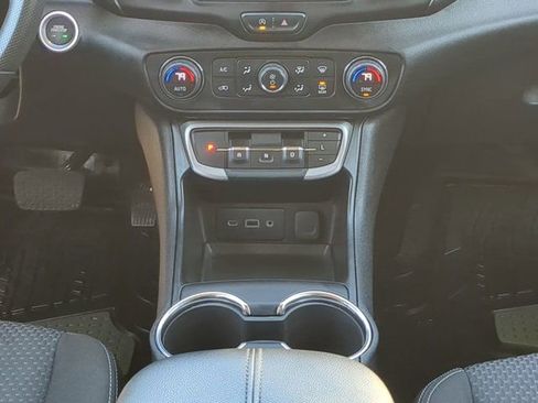 Used 2024 GMC Terrain SLE w/ Driver Convenience Package image 19