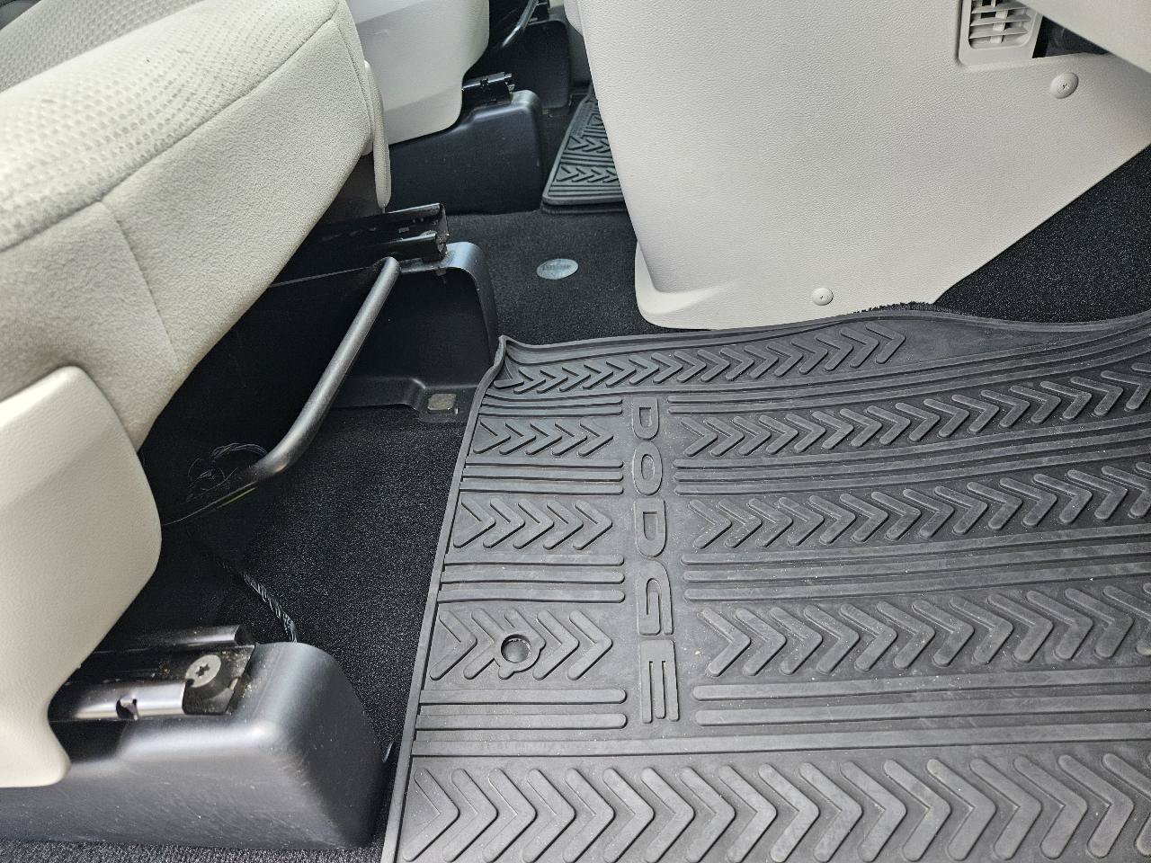 Used 2017 Dodge Grand Caravan SE FWD image 31